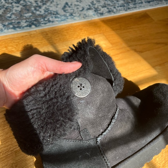 Women’s Black Uggs. Size 11 - Picture 2 of 6